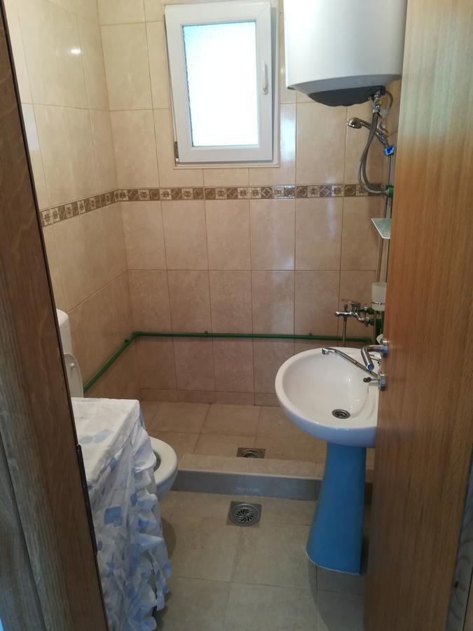 בית הארחה פלוזינה 	Privatni Smjestaj "Mratinje" מראה חיצוני תמונה